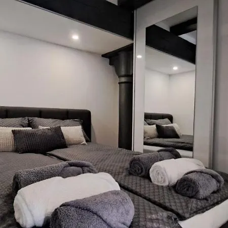 Nest- Centre, Free Parking- Renovated August 2024